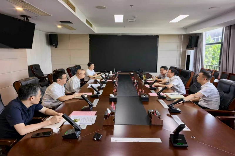 朱建纲与吴曙一前进行工作座谈